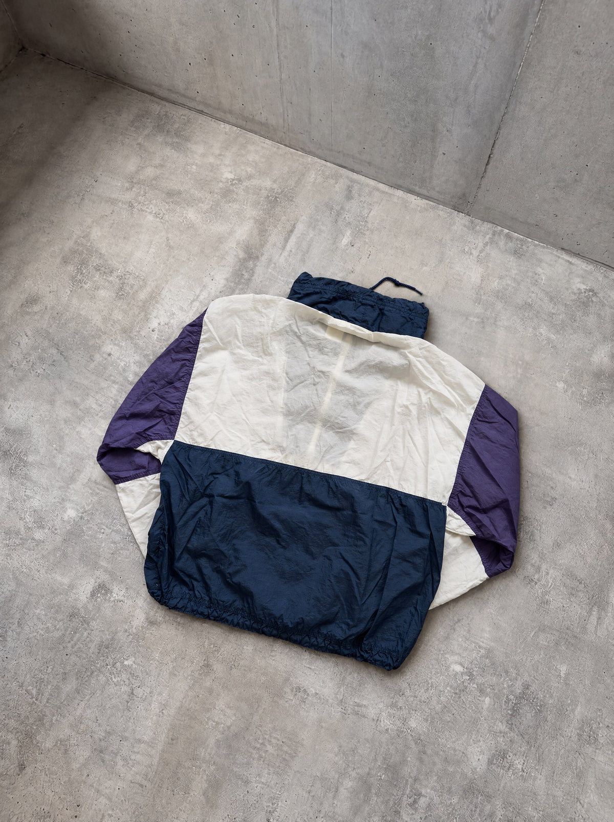 Rompevientos Nike Air 90s crudo, violeta y azul marino