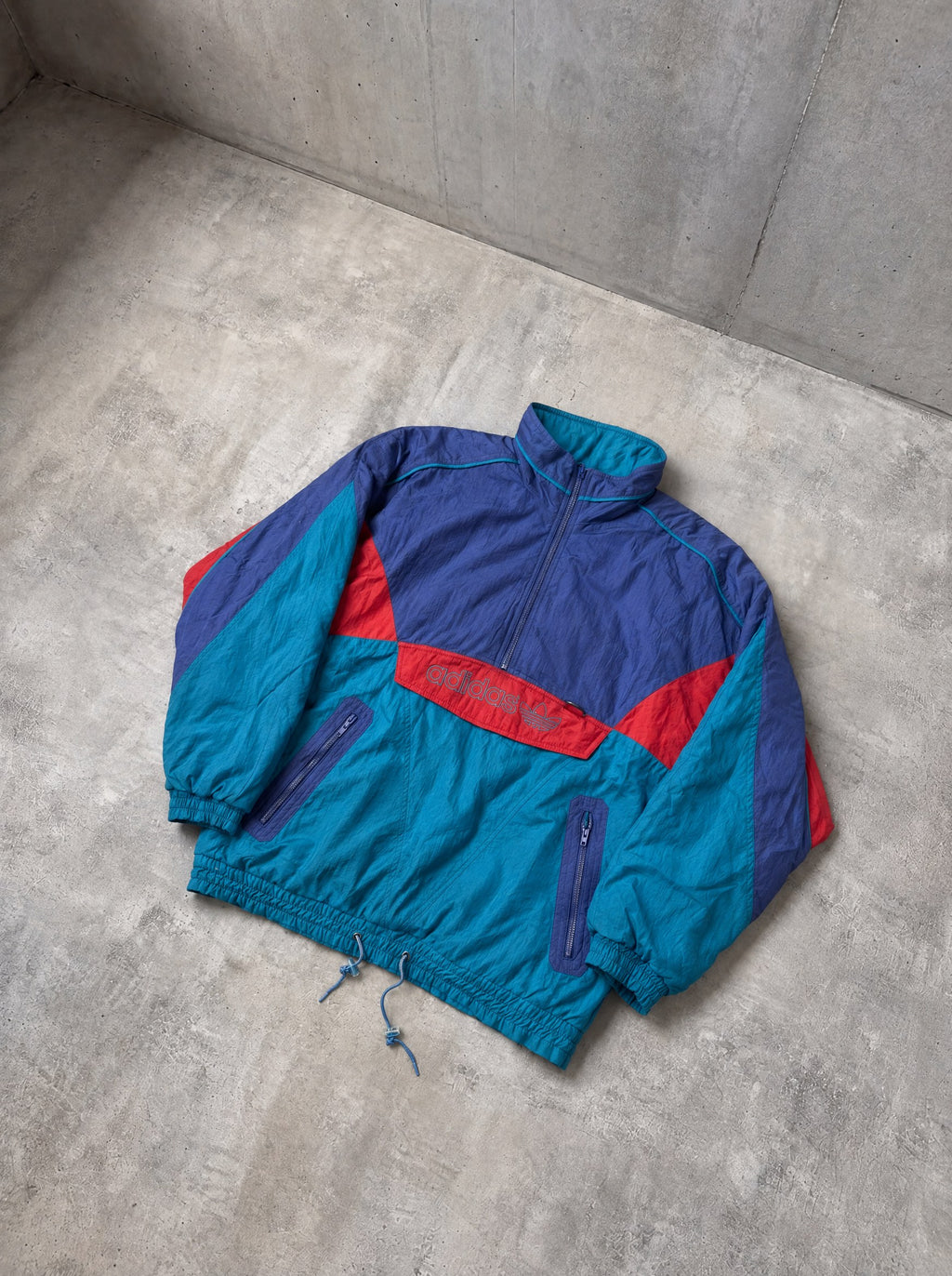 Campera Abrigo Adidas 90s turquesa, violeta y rojo
