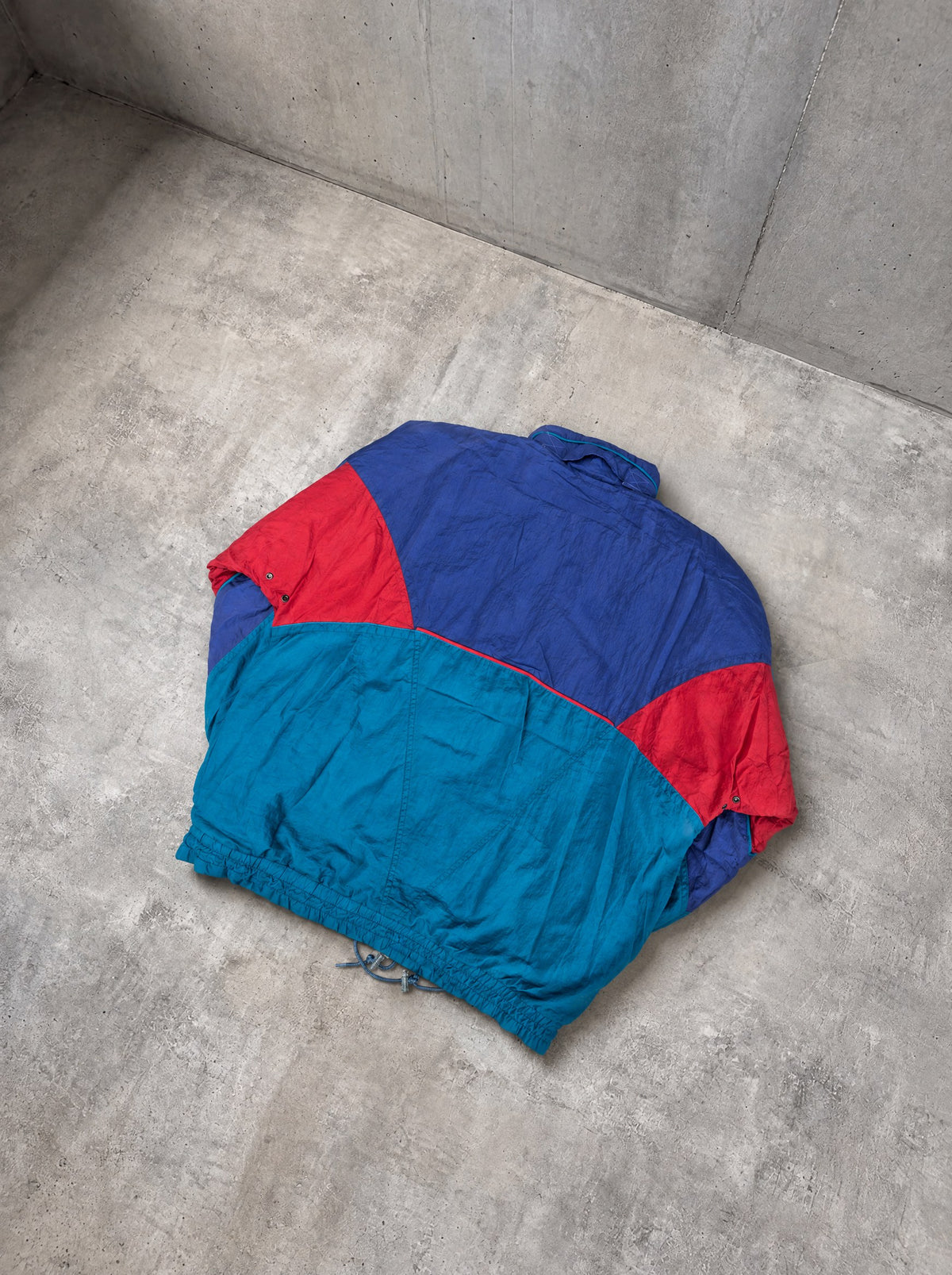 Campera Abrigo Adidas 90s turquesa, violeta y rojo
