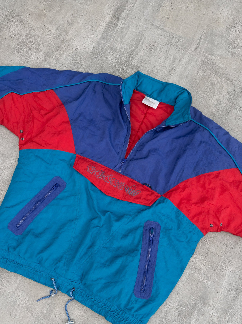 Campera Abrigo Adidas 90s turquesa, violeta y rojo