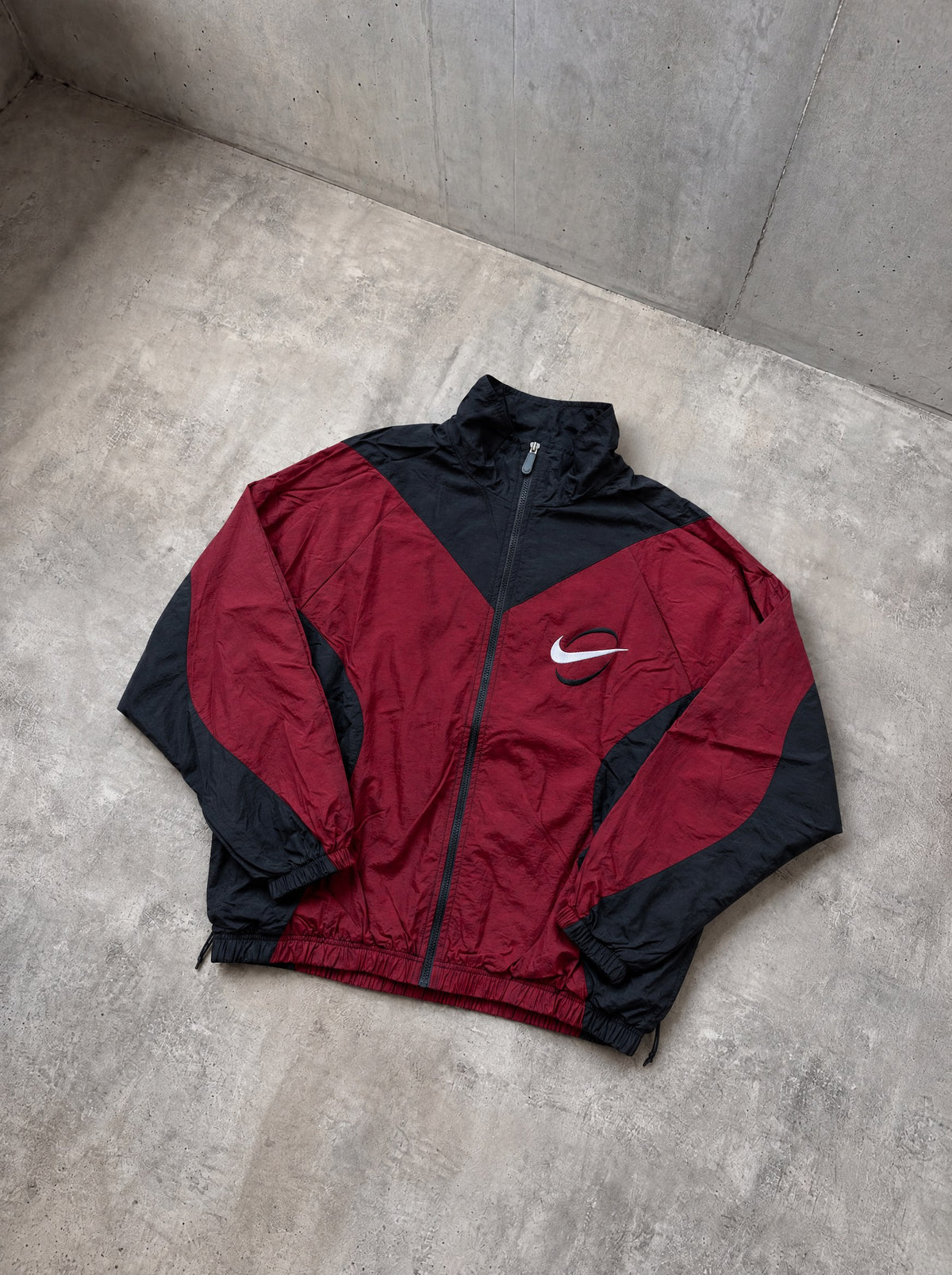 Rompevientos Nike Big Swoosh 90s bordó y negro