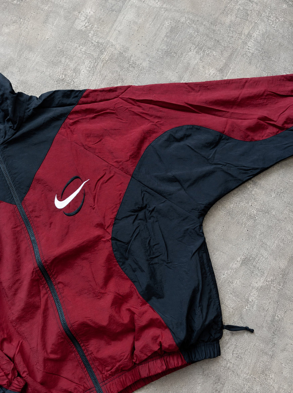 Rompevientos Nike Big Swoosh 90s bordó y negro