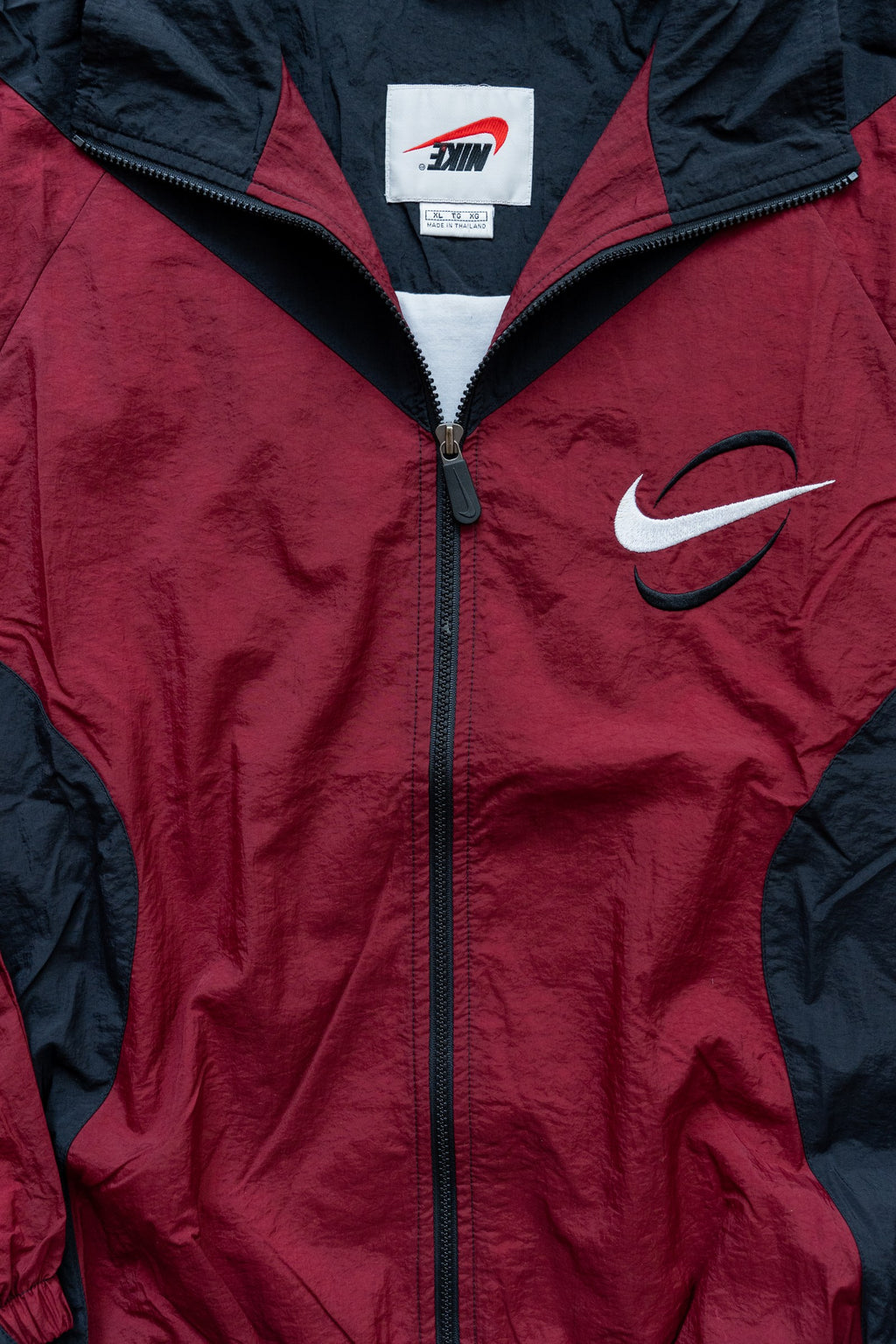 Rompevientos Nike Big Swoosh 90s bordó y negro