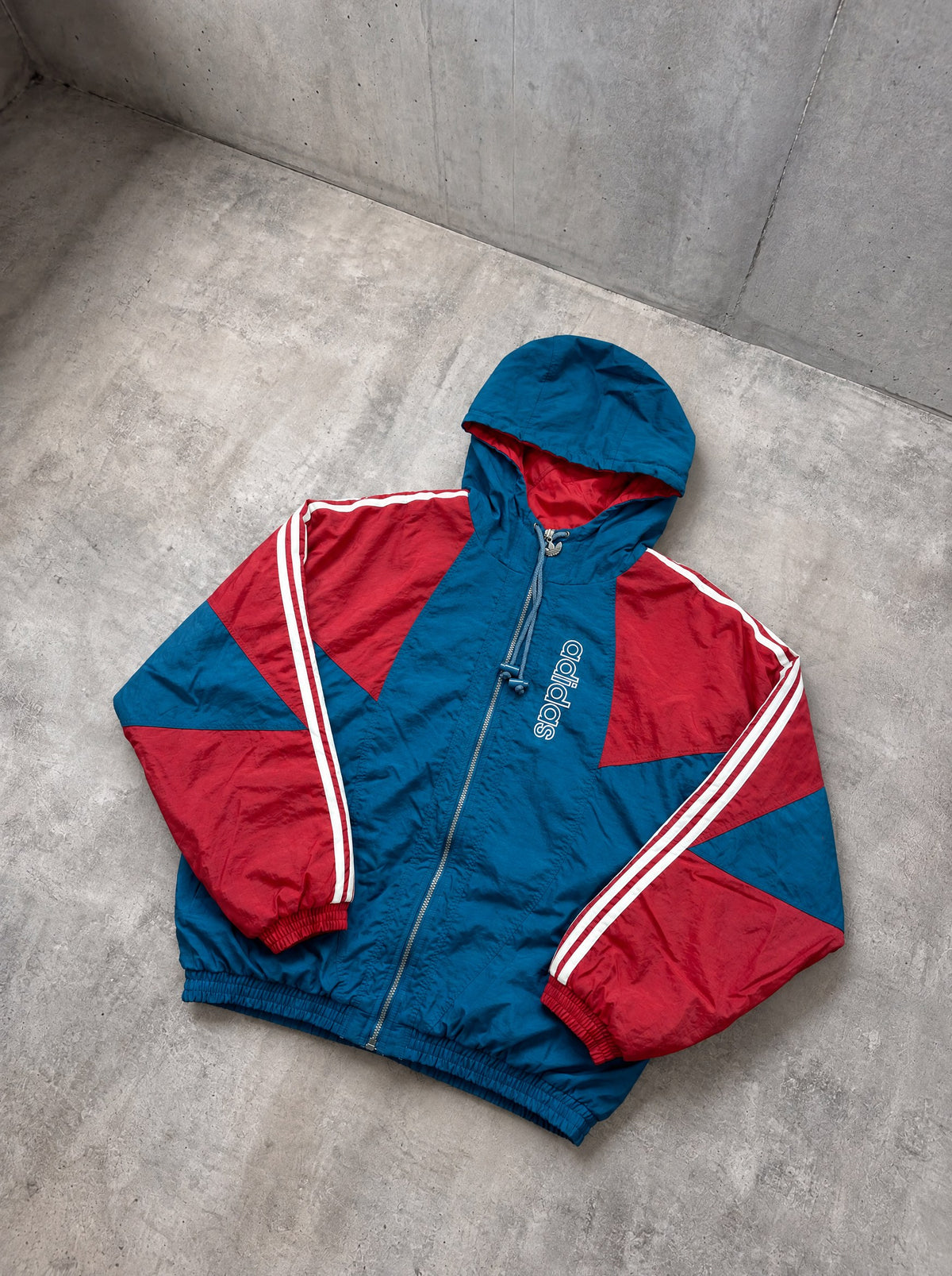 Campera Adidas Trefoil 90s azul petróleo y rojo