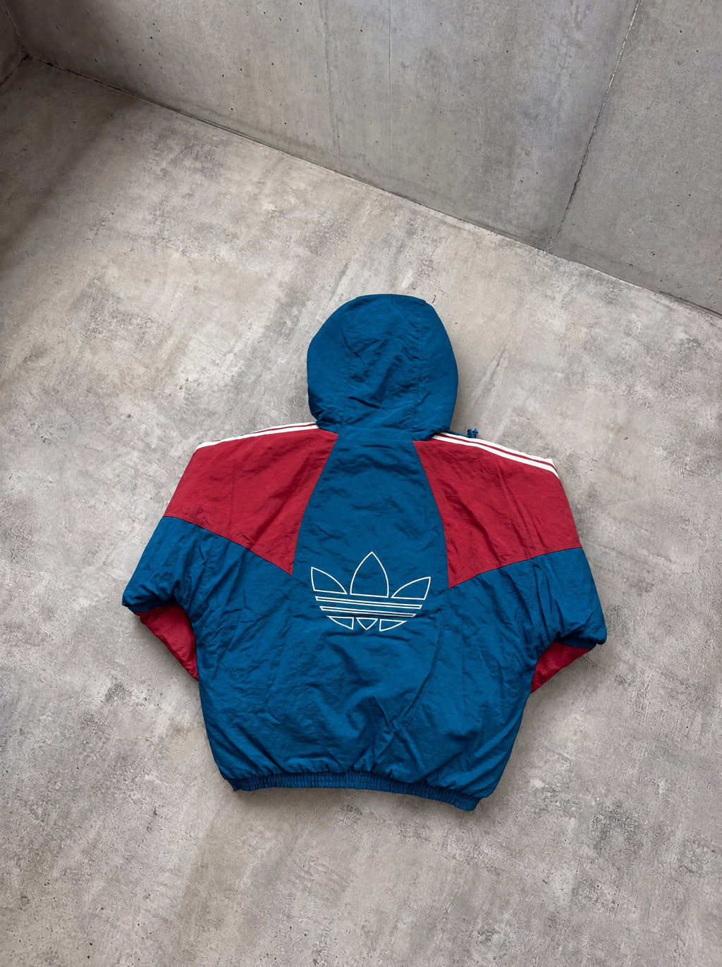 Campera Adidas Trefoil 90s azul petróleo y rojo
