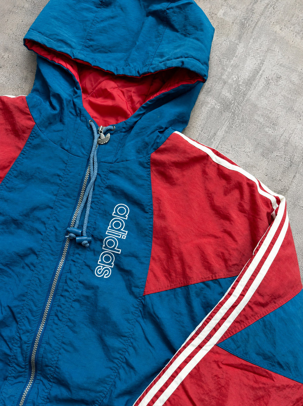 Campera Adidas Trefoil 90s azul petróleo y rojo