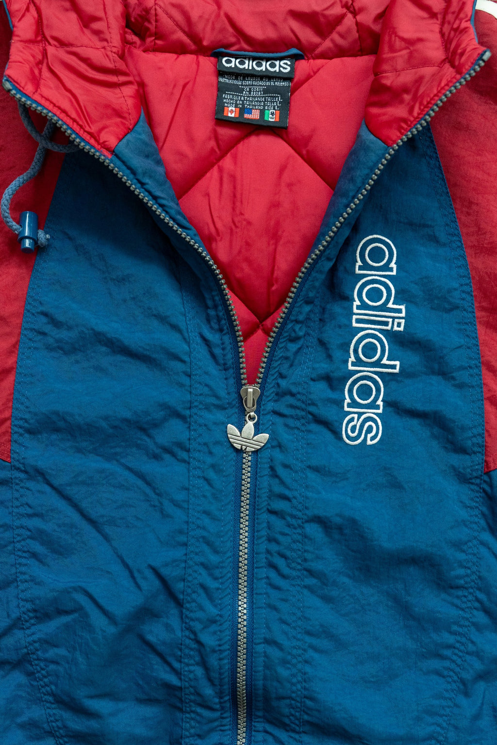 Campera Adidas Trefoil 90s azul petróleo y rojo