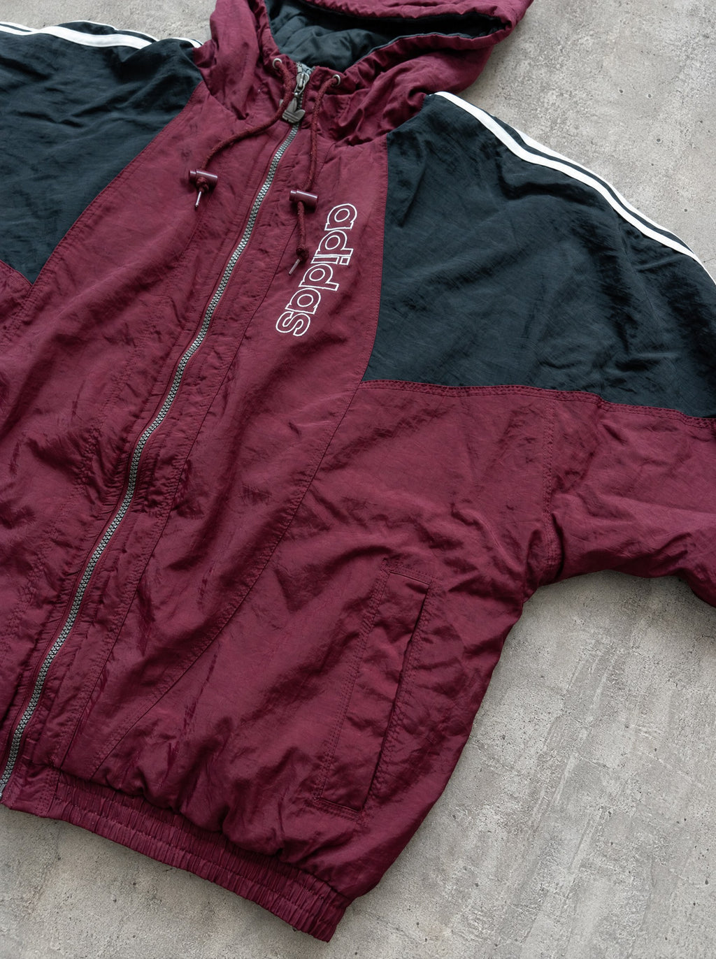 Campera Adidas Trefoil 90s bordó y negro