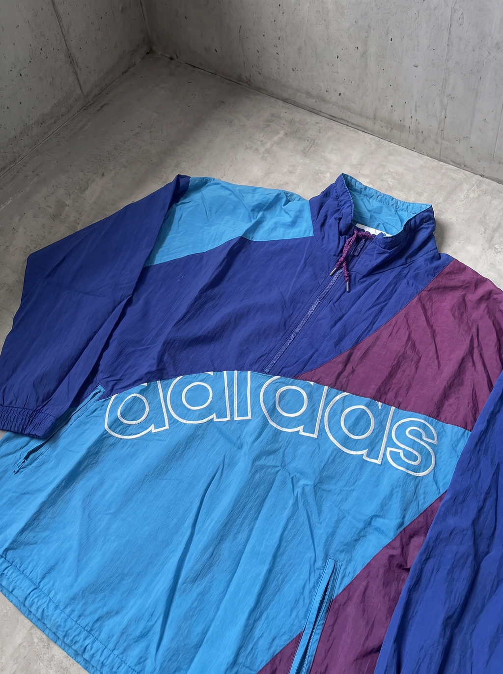 Rompevientos Adidas Originals celeste, azul y violeta