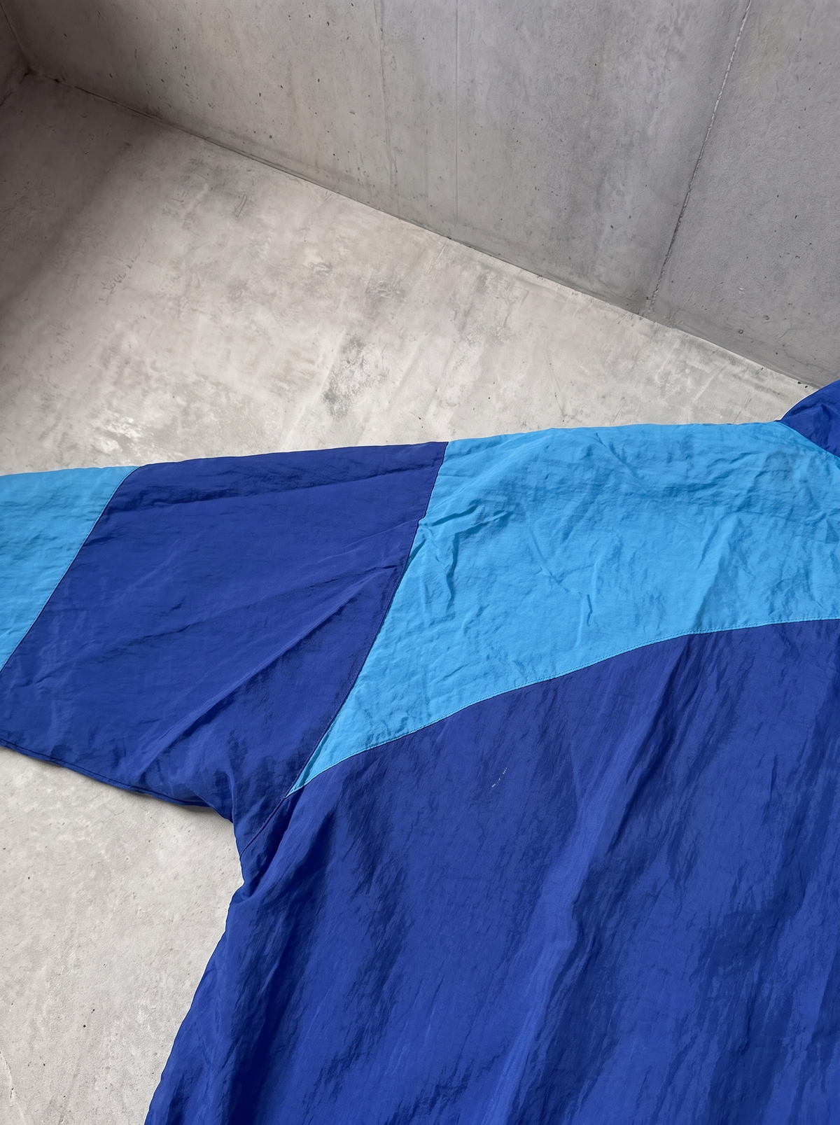 Rompevientos Adidas Originals celeste, azul y violeta