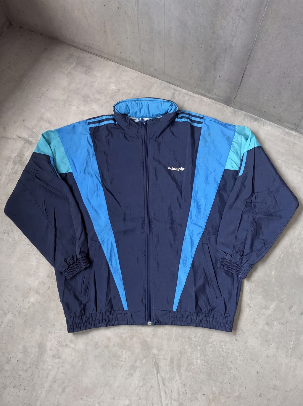 Rompevientos Adidas Originals azul marino y turquesa