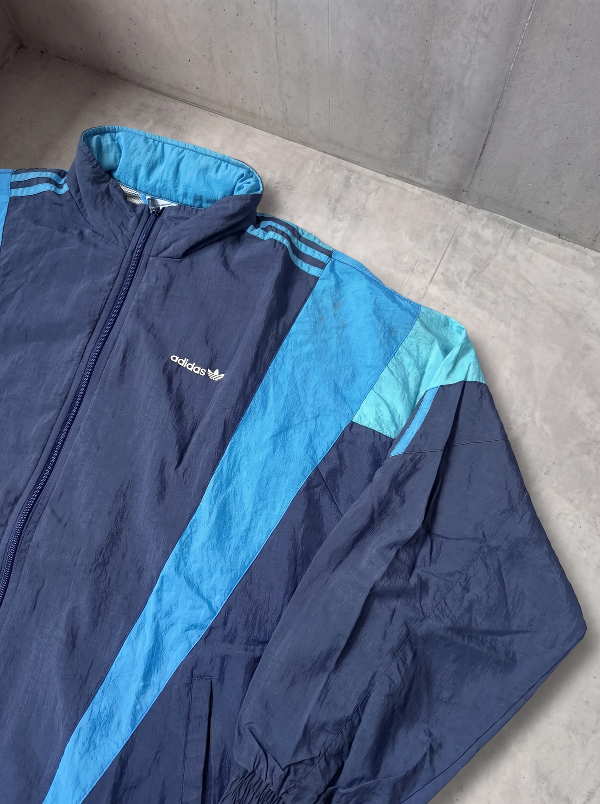 Rompevientos Adidas Originals azul marino y turquesa