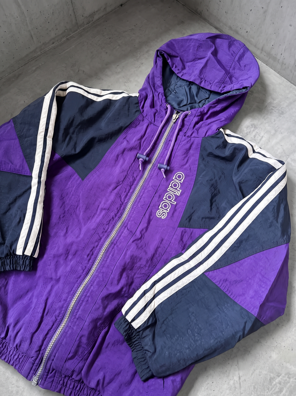 Rompevientos Adidas Originals violeta con capucha