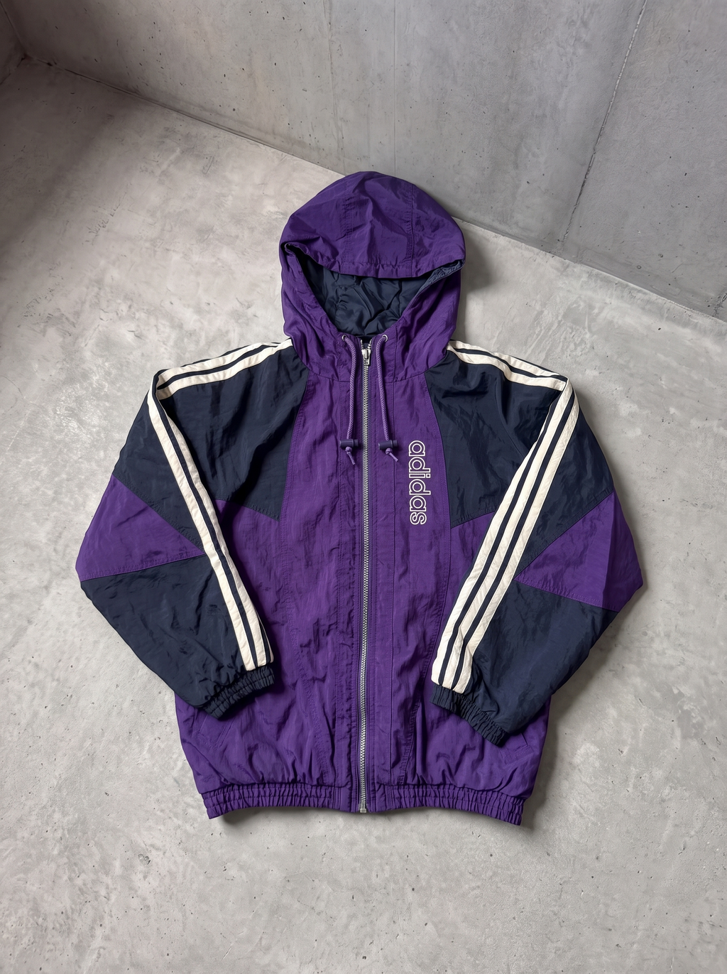 Rompevientos Adidas Originals violeta con capucha