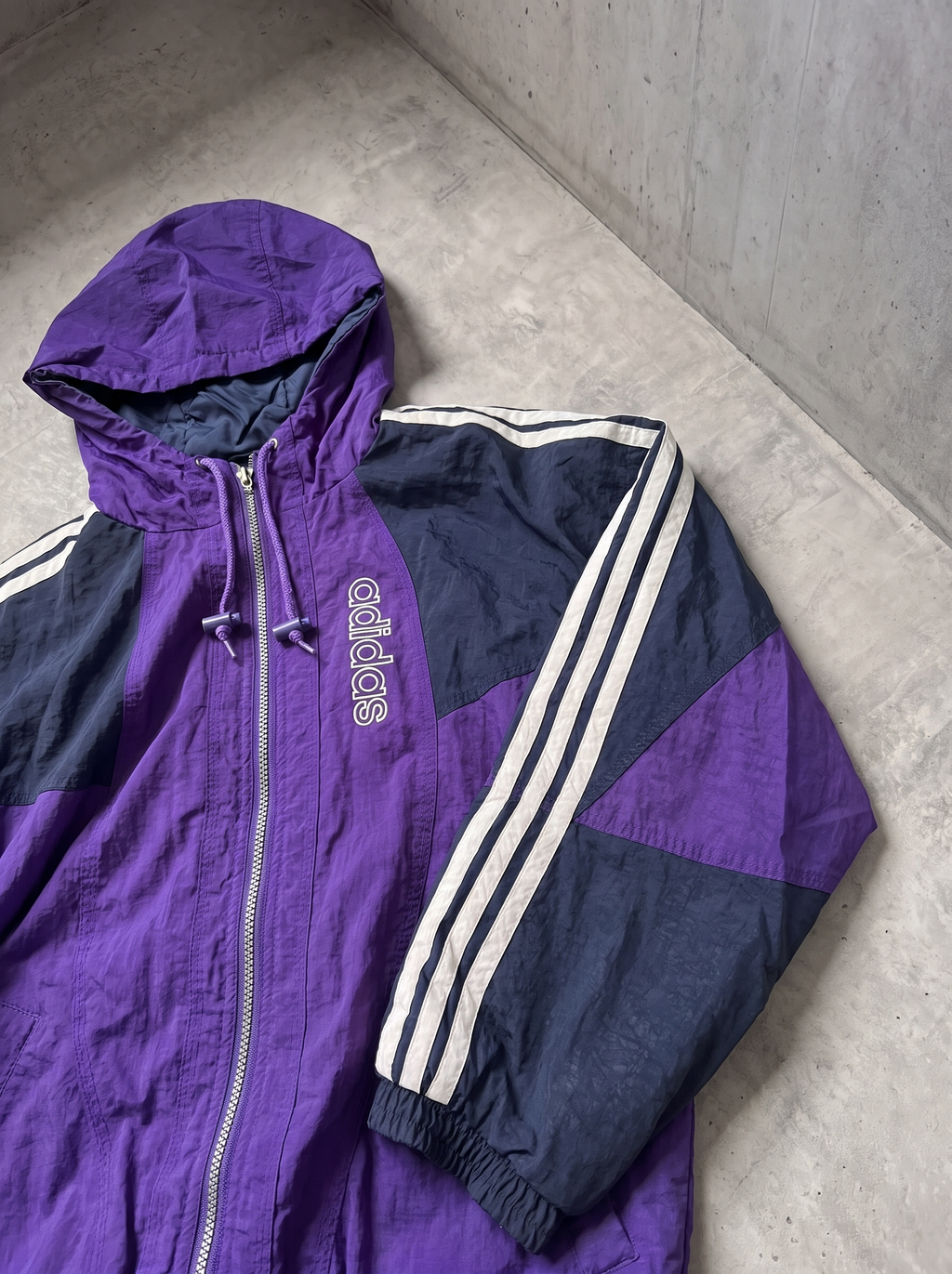 Rompevientos Adidas Originals violeta con capucha