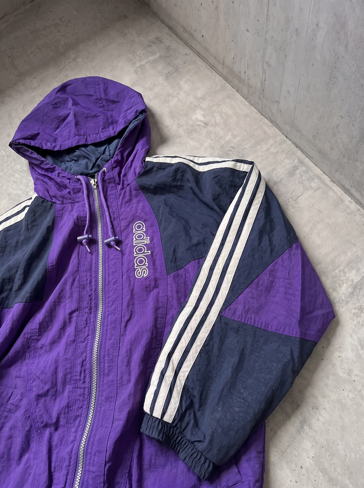 Rompevientos Adidas Originals violeta con capucha