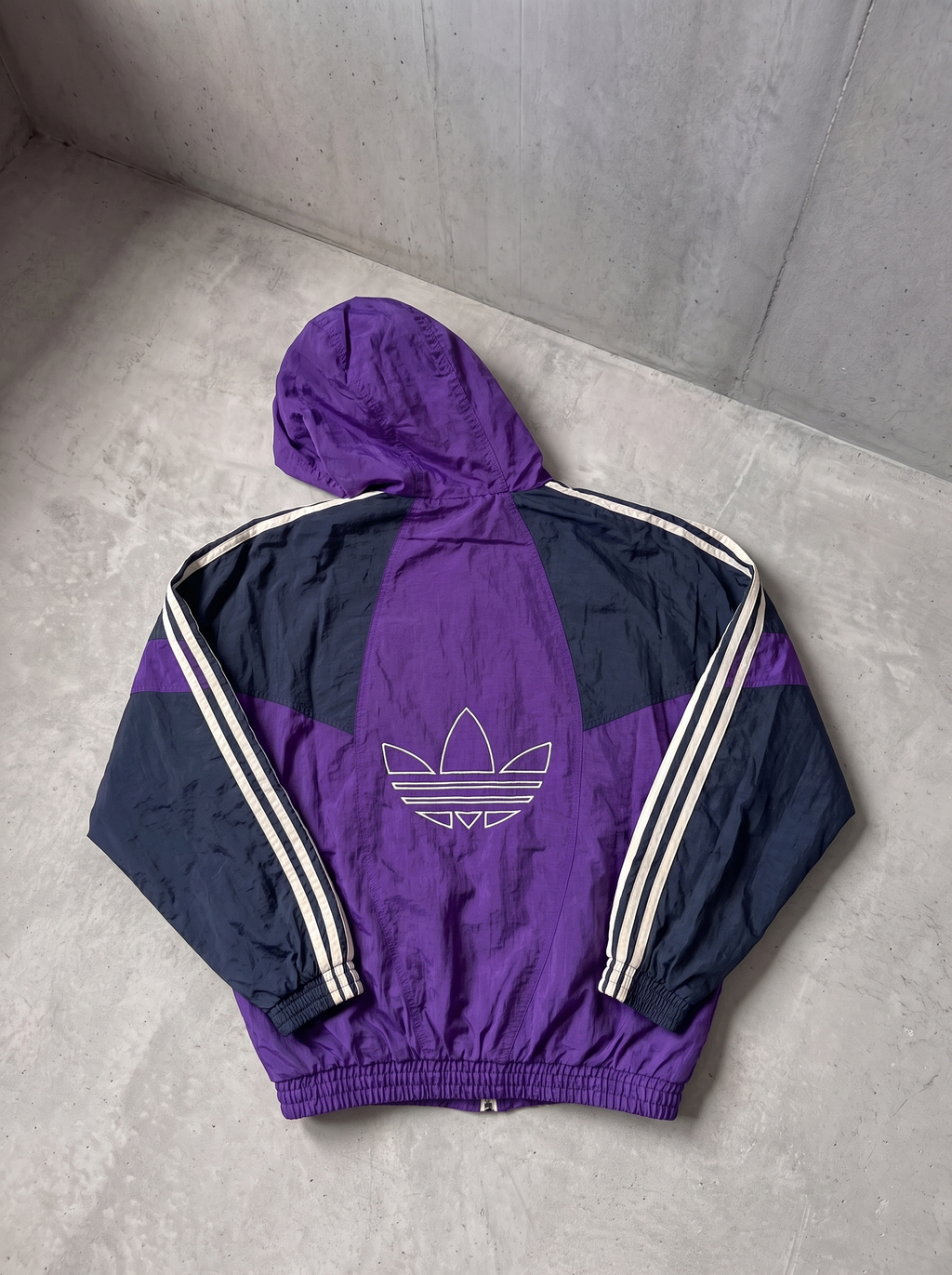 Rompevientos Adidas Originals violeta con capucha