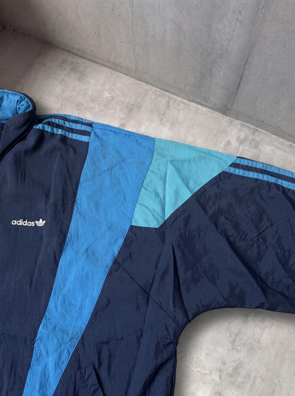 Rompevientos Adidas Originals azul marino y turquesa
