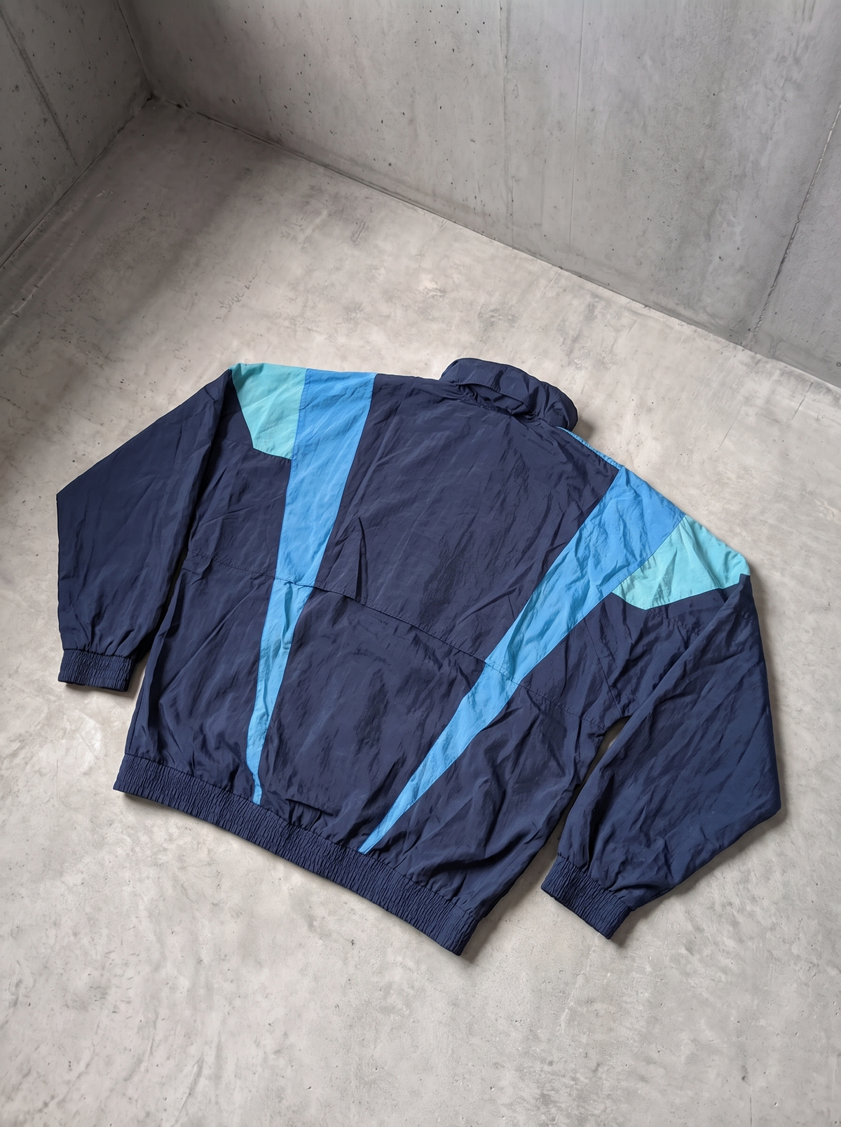 Rompevientos Adidas Originals azul marino y turquesa