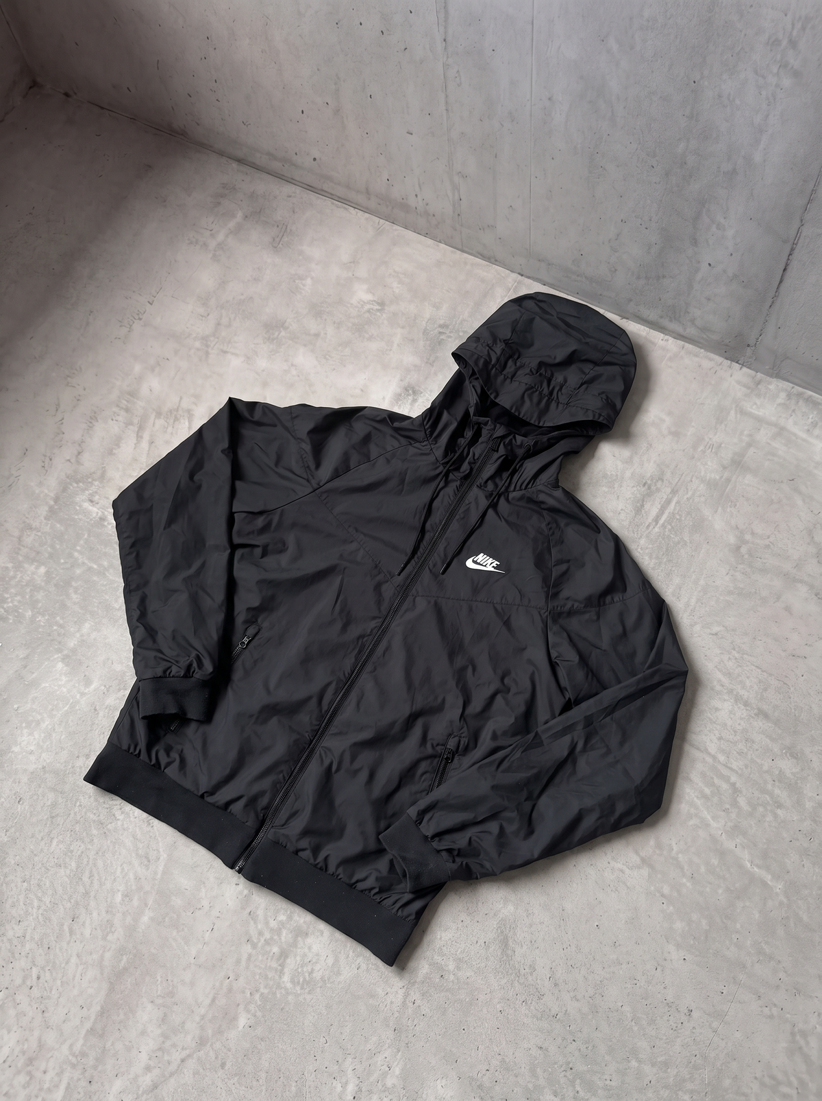 Rompevientos Nike negro con capucha