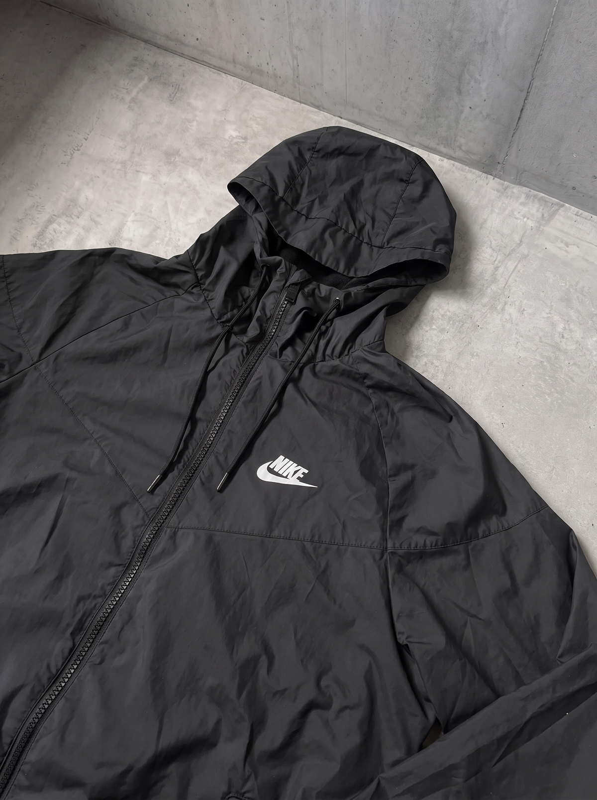 Rompevientos Nike negro con capucha