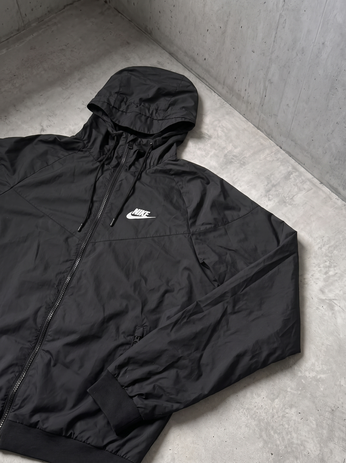 Rompevientos Nike negro con capucha