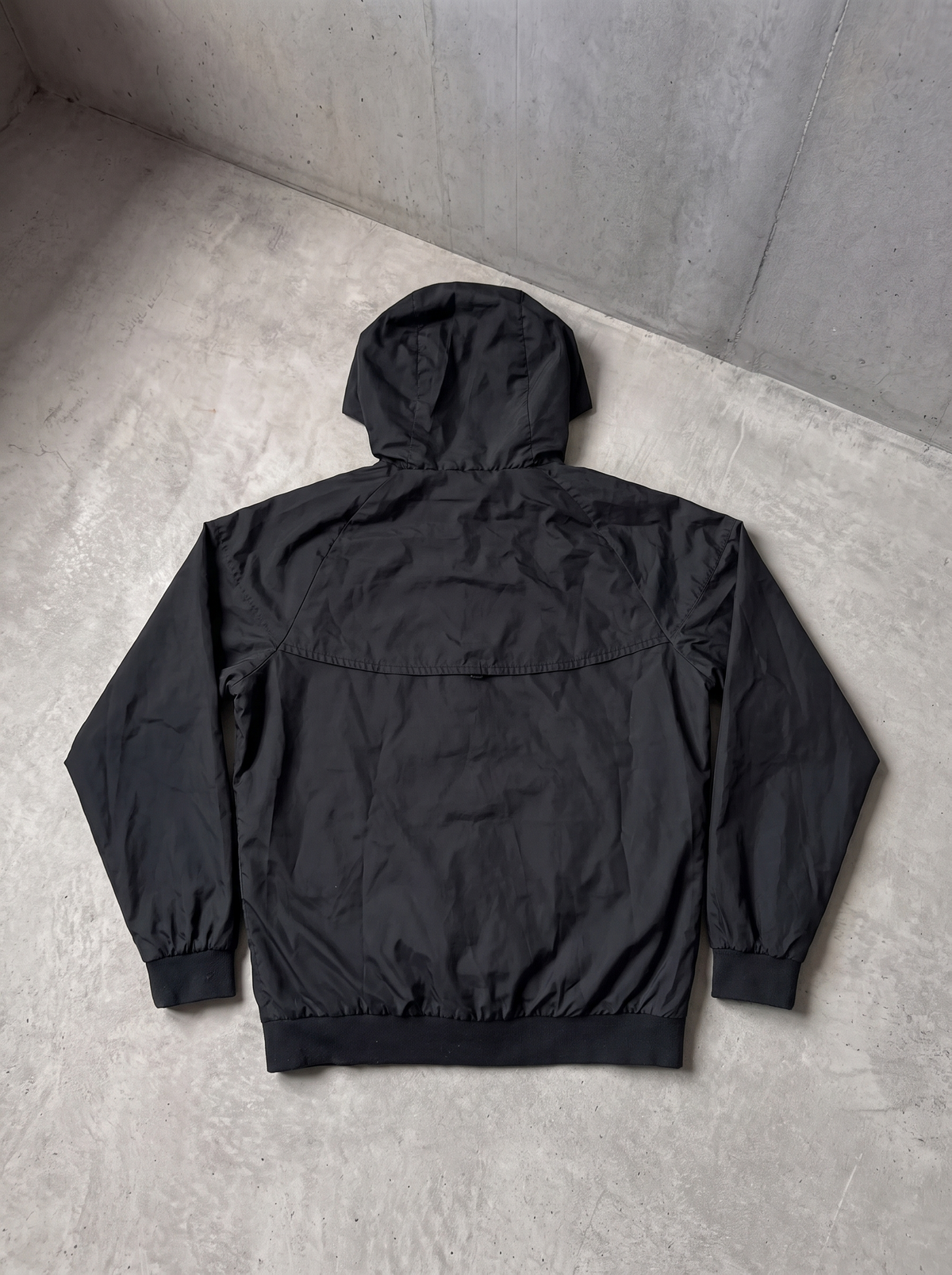 Rompevientos Nike negro con capucha