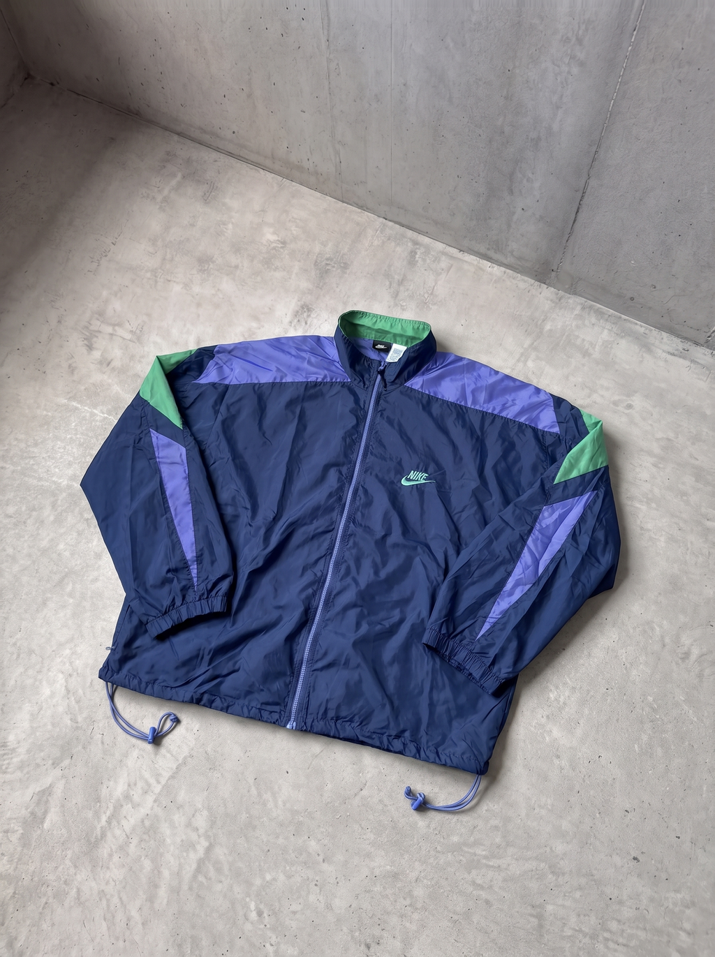 Rompevientos Nike 90s azul marino y violeta