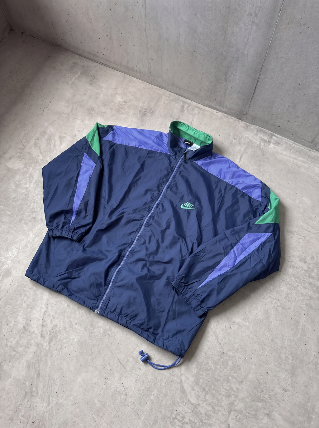 Rompevientos Nike 90s azul marino y violeta