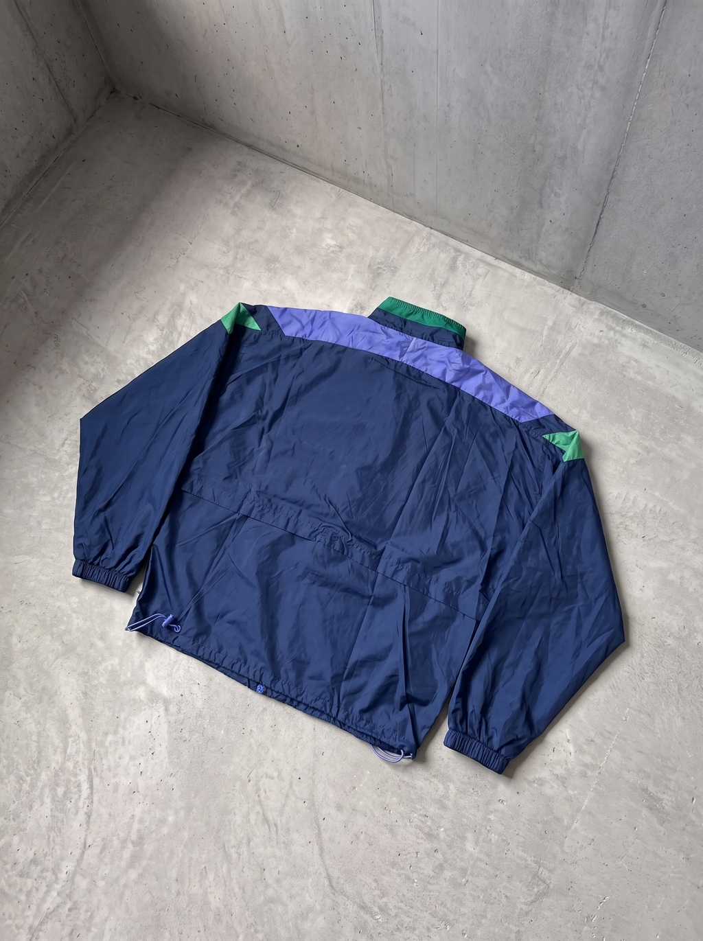 Rompevientos Nike 90s azul marino y violeta